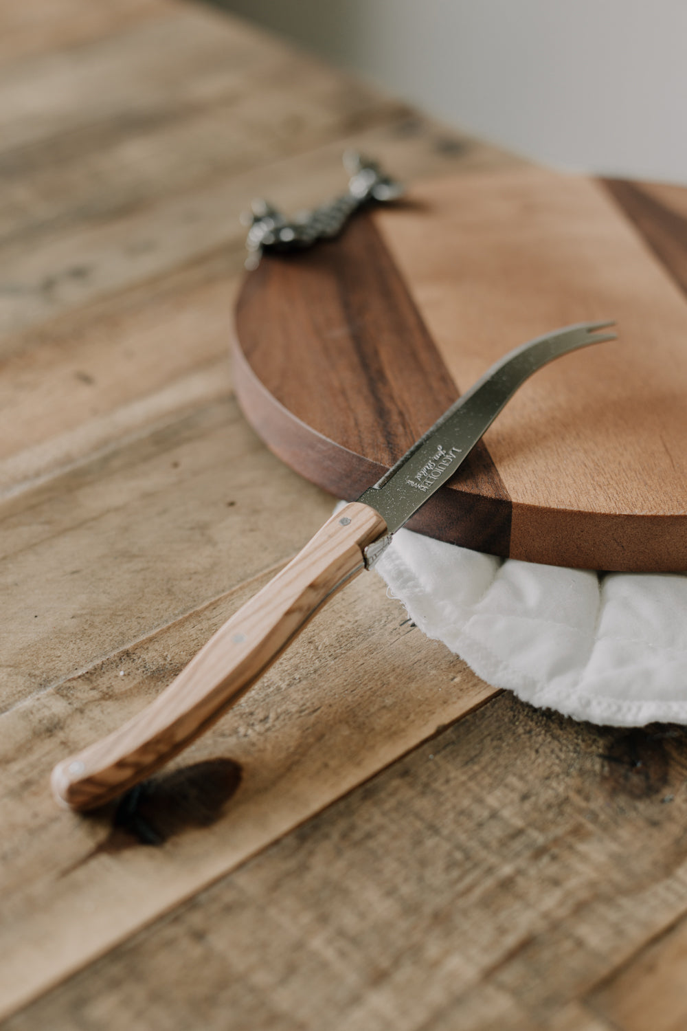 Laguiole con cuchillo para queso de madera