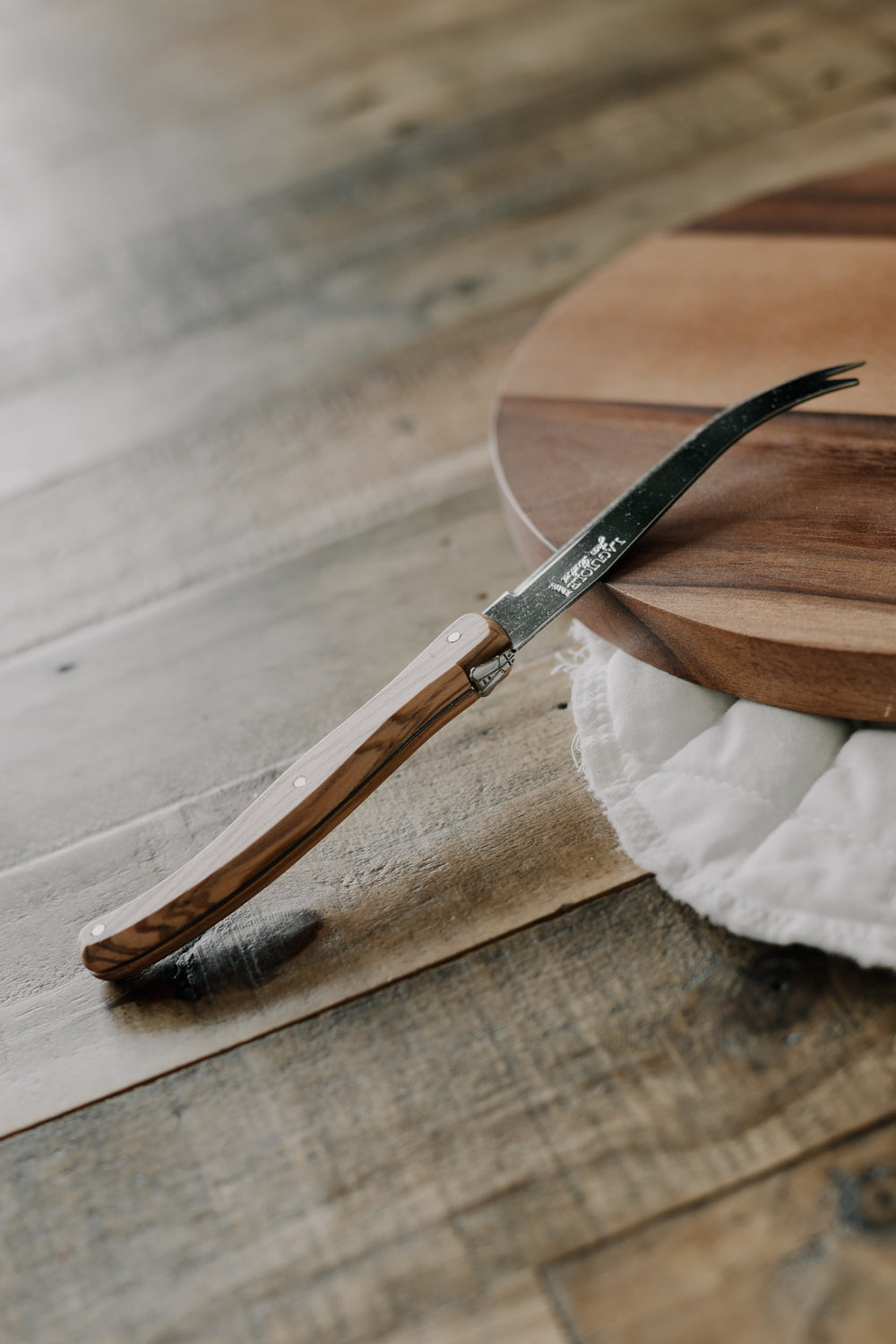 Laguiole con cuchillo para queso de madera