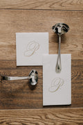 Toalla decorativa rectangular con inicial en dorado