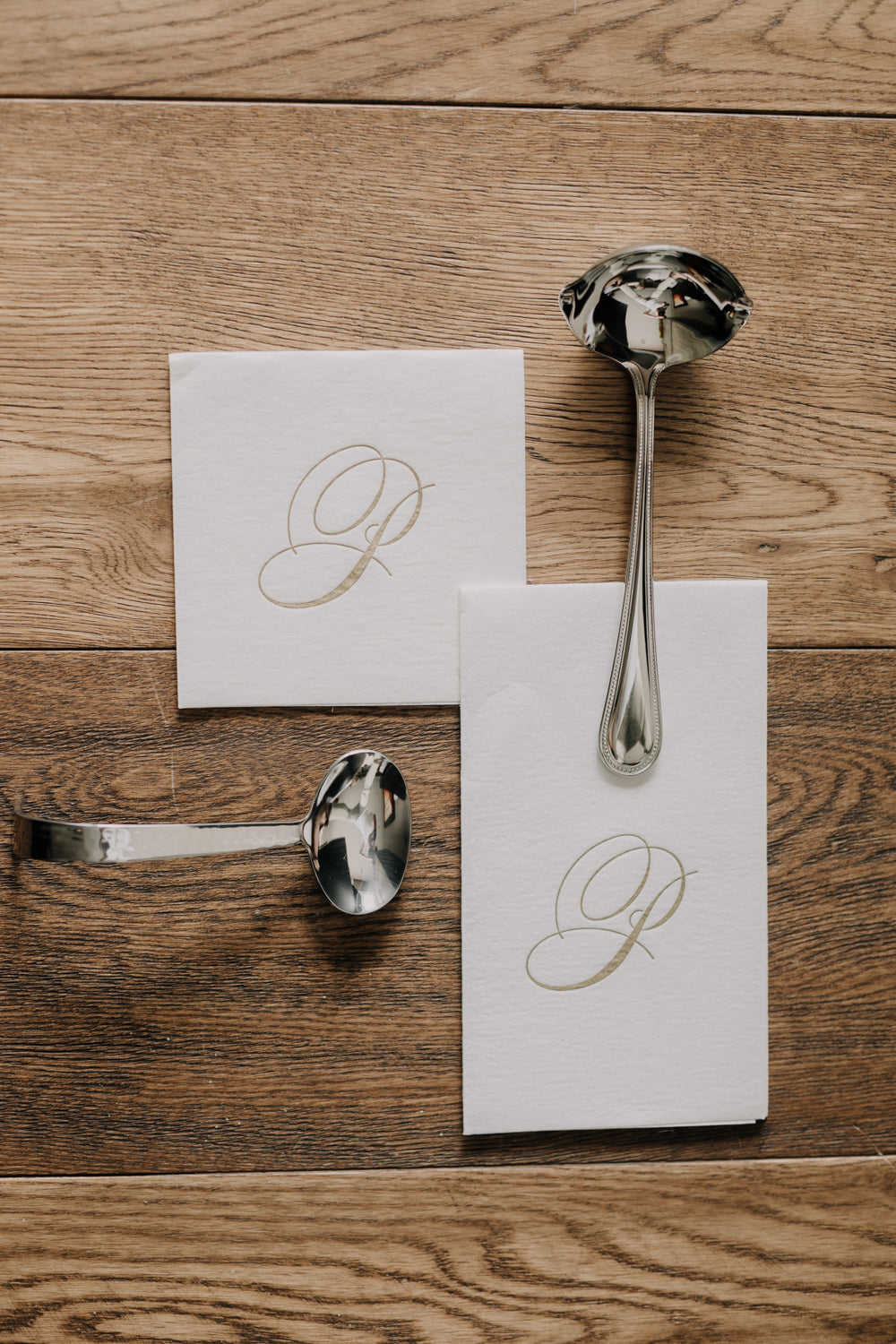 Toalla decorativa rectangular con inicial en dorado