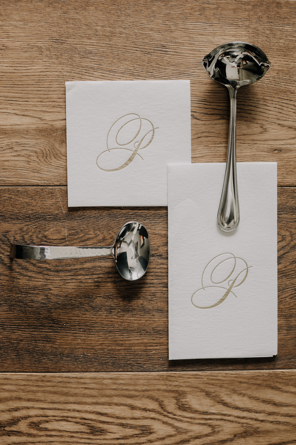 Servilleta cuadrada de papel  con inicial en dorado