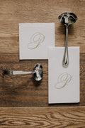 Servilleta cuadrada de papel  con inicial en dorado